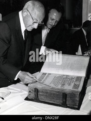 24. Oktober 1957 - Berlin, Deutschland - CECIL DEMILLE mit der kurfürstlichen Bibel von 1798 von H. Schäfer bei einem Empfang für die "Liga für die Rechte der Männer" präsentiert. (Kredit-Bild: © KEYSTONE Pictures/ZUMAPRESS.com) Stockfoto