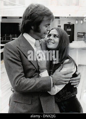 24. April 1972 - London, England, war U.K - Award preisgekrönten amerikanischen Schauspielerin NATALIE WOOD (20. Juli 1938 - 29. November 1981). Bild: Holz Ankunft in Southampton mit Ehemann ROBERT WAGNER. (Kredit-Bild: © KEYSTONE Bilder USA/ZUMAPRESS.com) Stockfoto