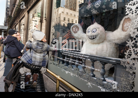 Kinder und Eltern bestaunen Weihnachtsfenster, Saks Fifth Avenue, New York City. Stockfoto