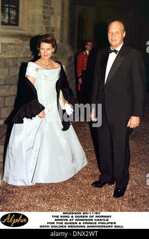 20. November 1997 ankommen - Windsor, UK - König Harald v. und Königin Sonja von Norwegen in Windsor Castle für heutige Ball zur Feier von der Königin & Herzog 50. Hochzeitstag. (Kredit-Bild: © Globe Photos/ZUMAPRESS.com) Stockfoto