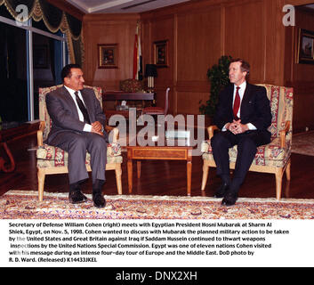 5. November 1998 - 981105-D-9880W-163... US-Verteidigungsminister William Cohen (rechts) trifft sich mit ägyptischen Präsidenten Hosni Mubarak in Sharm Al Shiek, Ägypten, am 5. November 1998.  Cohen wollte mit Mubarak besprechen die geplanten Militäraktion von den Vereinigten Staaten und Großbritannien gegen den Irak getroffen werden, wenn Saddam Hussein weiterhin Waffeninspektionen durch die Vereinten Nationen besondere C vereiteln Stockfoto
