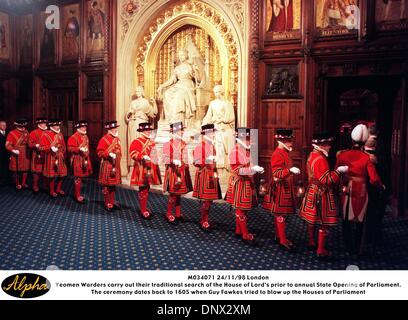 24. November 1998 - durchführen M034071 24.11.98 London.Yeomen Warders ihrer traditionellen Suche des Hauses des Herrn vor der jährlichen Parlamentseröffnung. Die Zeremonie stammt aus 1605 als Guy Fawkes versuchte zu sprengen, die Häuser von Parliament(Credit Image: © Globe Photos/ZUMAPRESS.com) Stockfoto