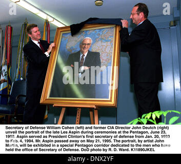 21. Januar 1999 - 980623-D-9880W-021... US-Verteidigungsminister William Cohen (links) und ehemalige CIA-Direktor John Deutch (rechts) enthüllen das Porträt des verstorbenen Les Aspin während Zeremonien im Pentagon, 23. Juni 1998.  Aspin diente als Präsident Clintons erster Verteidigungsminister der USA vom 20. Januar 1993 bis 4. Februar 1994.  Herr Aspin verstarb am 21. Mai 1995.  Das Porträt des Künstlers John Stockfoto