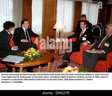 6. Februar 1999 - K14433JKEL 990206-D-2987S-034... Bundeskanzler Gerhard Schröder (2. v. l.) trifft sich mit US-Verteidigungsminister William S. Cohen (zweiter von rechts) und US-Botschafter in Deutschland John C. Komblum (rechts) in München am 6. Februar 1999.  Cohen ist in München, 35. Münchner Konferenz für Sicherheitspolitik zu besuchen.  DoD Helene C. Stikkel.  (Freigegeben).   1 Stockfoto