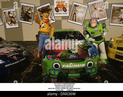 23. Oktober 1999 - TOY STORY 2 thematische NASCARS. VORGESTELLT IN HOLLYWOOD CA... WOODY & BUZZ LIGHTYEAR. FITZROY BARRETT / 23.10.1999 K16934FB (Kredit-Bild: © Globe Photos/ZUMAPRESS.com) Stockfoto