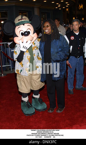 7. Februar 2001 - '' DISNEY CALIFORNIA ADVENTURE PARK''. GRAND OPENING IN CA... WHOOPI GOLDBERG & MICKEY MAUS. FITZROY BARRETT / 07.02.2001 K20960FB (D) (Kredit-Bild: © Globe Photos/ZUMAPRESS.com) Stockfoto