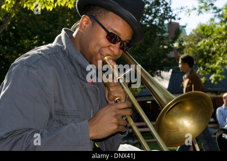 Ein Saxophonist im Washington Square Park in Greenwich Village Park. Dieser riesige Park heute Saxophon, Blues-Sänger zu sammeln Stockfoto