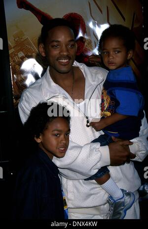 1. Mai 2002 - Hollywood, CA, USA - K24858EG: SPIDER-MAN PREMIERE. DORF UND BRUIN THEATER, WESTWOOD, CA 04/29/2002.WILL SMITH UND SÖHNE TREY UND JADEN. WERDEN ED GELLER / 2002 (Kredit-Bild: © Globe Photos/ZUMAPRESS.com) Stockfoto