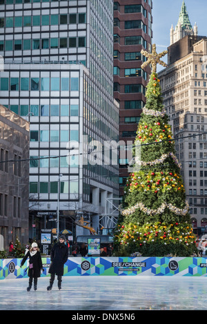 Eisbahn am South Street Seaport, Fulton Street, Dezember, New York City. Stockfoto