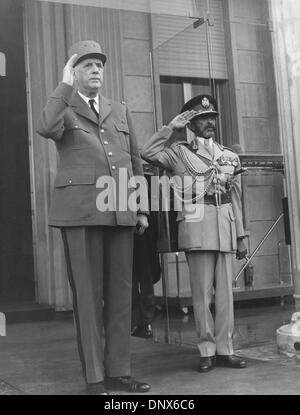 28. August 1966 - Addis Ababa, Äthiopien - Präsident von Frankreich CHARLES DE GAULLE salutiert Zivilisten begleitet von HAILE SELASSIE ich bei seiner Ankunft in Addis Abeba. (Kredit-Bild: © KEYSTONE Bilder USA/ZUMAPRESS.com) Stockfoto