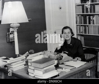 21. Juni 1967 - Paris, Frankreich - Schriftsteller, Romancier MARY MCCARTHY in ihrem Büro in Paris. (Kredit-Bild: © KEYSTONE Bilder USA/ZUMAPRESS.com) Stockfoto