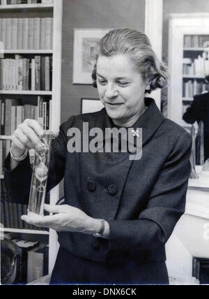 21. Juni 1967 - Paris, Frankreich - Schriftsteller, Romancier MARY MCCARTHY in ihrem Büro in Paris. (Kredit-Bild: © KEYSTONE Bilder USA/ZUMAPRESS.com) Stockfoto