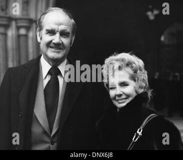 19. Januar 1973 - London, England, Vereinigtes Königreich - Vereinigte Staaten Senator GEORGE MCGOVERN und seine Frau ELEANOR lassen die Gerichte nach dem Besuch, während ihre Sightseeing Tour durch London. (Kredit-Bild: © KEYSTONE Bilder USA/Zumapress.com) Stockfoto