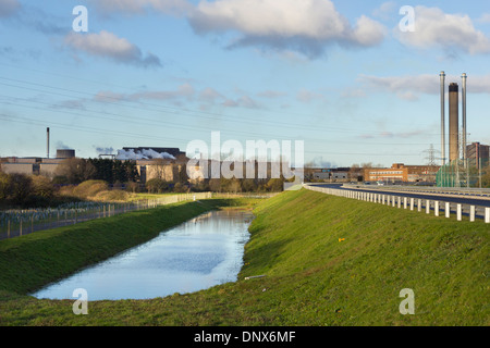 Port Talbot, Wales, UK - 20. November 2013: Port Talbot Stahlwerke und die neue A4241 Hafen Weg Road West Glamorgan, Wales Stockfoto