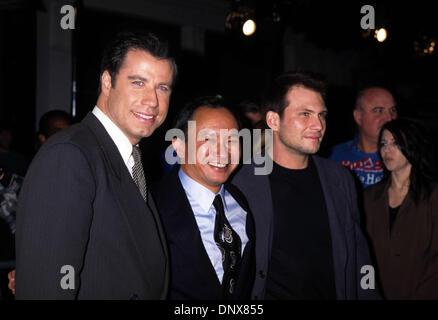 1. Januar 1996 - Hollywood, Kalifornien, US - K3799LR. JOHN TRAVOLTA, JOHN WOO, & CHRISTIAN SLATER. " Broken Arrow'' Premiere.Westwood, CA. 01/01/1996(Credit Image: © Lisa Rose/Globe Photos/ZUMAPRESS.com) Stockfoto