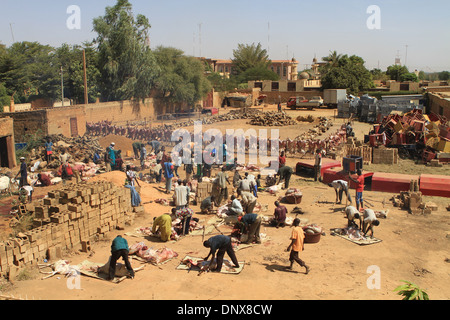 Männer aus der Gemeinde in Niamey, Niger arbeiten zusammen, um Schafe zu opfern, als Teil der Feier des Tabaski (Eid-al-Adha) Stockfoto