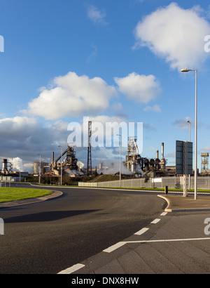 Port Talbot, Wales, UK - 20. November 2013: Port Talbot Stahlwerk, West Glamorgan, Wales und die neue A4241 Hafen Weg Straße Stockfoto