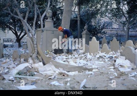 Sept. 12, 2001 - New York, New York, USA - ein Retter versucht, eine amerikanische Flagge auf dem Schutt Entstauben bedeckt Friedhof von St. Pauls Kapelle in den frühen Morgenstunden. St. Pauls-Kapelle ist die älteste Kirche in Manhattan befindet sich nur über Church Street aus dem World Trade Center. Die 110 Geschichte World Trade Center reduziert nach 2 hoch aufgebockt kommerzielle Flugzeuge Int abgestürzt Stockfoto