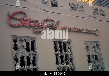 Sept. 12, 2001 - New York, New York, USA - der zerbrochene Fassade des Kaufhauses Century 21 Gebäude in der Church Street, direkt gegenüber vom World Trade Center in den frühen Morgenstunden des 12. September. Die 110 Geschichte World Trade Center reduziert nach 2 hoch aufgebockt kommerzielle Flugzeuge in die Twin Towers stürzte verursacht sowohl vor dem Zusammenbruch. (Kredit-Bild: © Harald Fra Stockfoto