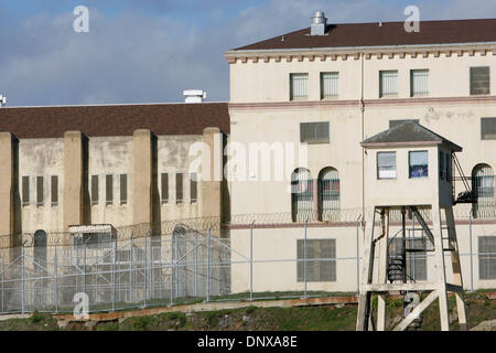 2. Dezember 2005; San Quentin, Kalifornien, USA; San Quentin Prison ist Kaliforniens älteste und bekannteste correctional Institution. Das Gefängnis umfasst heute ein Auffanglager für Neuzusagen, eine Bewährung Verletzer Einheit, Allgemeinbevölkerung Einheiten und einer Arbeitseinheit Besatzung Mindestanforderungen an die Sicherheit. Der Staat nur Gaskammer und Death Row für alle männlichen verurteilten Gefangenen befinden sich in San Quentin. Solc Stockfoto