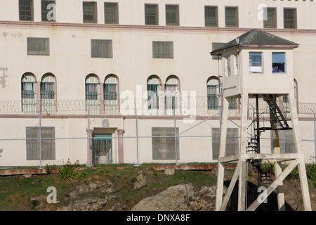 2. Dezember 2005; San Quentin, Kalifornien, USA; San Quentin Prison ist Kaliforniens älteste und bekannteste correctional Institution. Das Gefängnis umfasst heute ein Auffanglager für Neuzusagen, eine Bewährung Verletzer Einheit, Allgemeinbevölkerung Einheiten und einer Arbeitseinheit Besatzung Mindestanforderungen an die Sicherheit. Der Staat nur Gaskammer und Death Row für alle männlichen verurteilten Gefangenen befinden sich in San Quentin. Solc Stockfoto