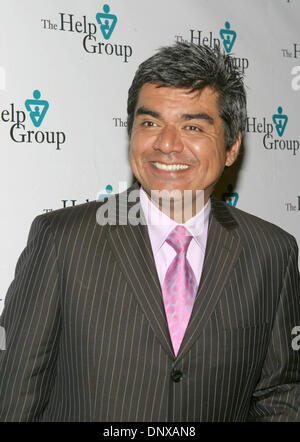 3. Dezember 2005; Beverly Hills, CA, USA; Komiker und Schauspieler GEORGE LOPEZ angekommen die helfen Gruppe Teddy Bear Ball an er Beverly Hilton. Obligatorische Credit: Foto von Marianna Day Massey/ZUMA Press. (©) Copyright 2005 von Marianna Tag Massey Stockfoto