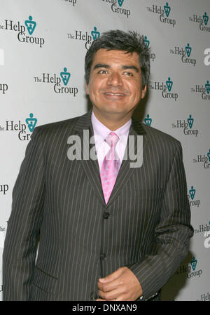 3. Dezember 2005; Beverly Hills, CA, USA; Komiker und Schauspieler GEORGE LOPEZ angekommen die helfen Gruppe Teddy Bear Ball an er Beverly Hilton. Obligatorische Credit: Foto von Marianna Day Massey/ZUMA Press. (©) Copyright 2005 von Marianna Tag Massey Stockfoto