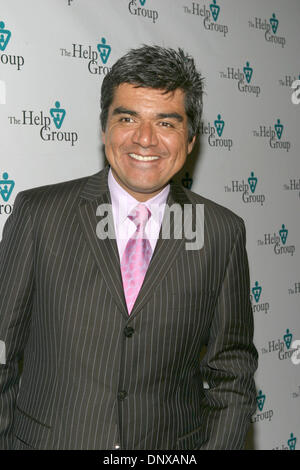 3. Dezember 2005; Beverly Hills, CA, USA; Komiker und Schauspieler GEORGE LOPEZ angekommen die helfen Gruppe Teddy Bear Ball an er Beverly Hilton. Obligatorische Credit: Foto von Marianna Day Massey/ZUMA Press. (©) Copyright 2005 von Marianna Tag Massey Stockfoto