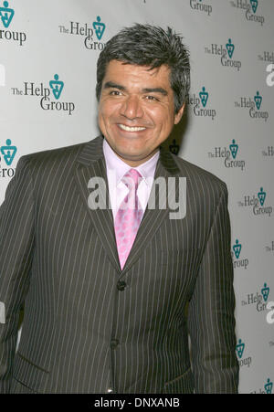 3. Dezember 2005; Beverly Hills, CA, USA; Komiker und Schauspieler GEORGE LOPEZ angekommen die helfen Gruppe Teddy Bear Ball an er Beverly Hilton. Obligatorische Credit: Foto von Marianna Day Massey/ZUMA Press. (©) Copyright 2005 von Marianna Tag Massey Stockfoto