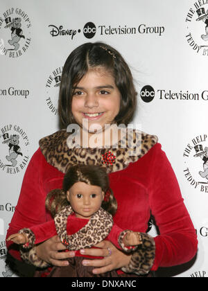 3. Dezember 2005; Beverly Hills, CA, USA; Tochter von George Lopez Maya angekommen die helfen Gruppe Teddy Bear Ball an er Beverly Hilton. Obligatorische Credit: Foto von Marianna Day Massey/ZUMA Press. (©) Copyright 2005 von Marianna Tag Massey Stockfoto