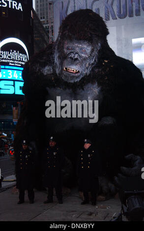 5. Dezember 2005; New York, NY, USA; KING KONG an "King Kong" NYC - Pressekonferenz am Times Square.  Obligatorische Credit: Foto von Dan Herrick/KPA/ZUMA Press. (©) Copyright 2006 von Dan Herrick Stockfoto