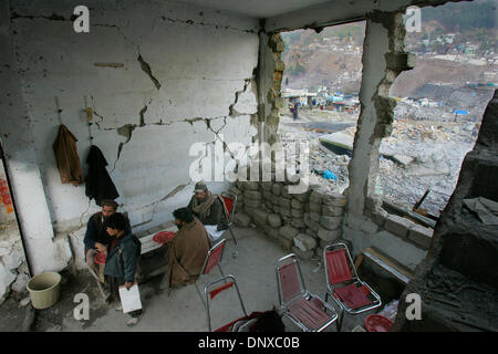 5. Dezember 2005; Balakot, PAKISTAN; Nachwirkungen des Erdbebens in Pakistan am 8. Oktober 2005. Dieses Restaurant in Balakot, die auf dem Dach und Wand, stark beschädigt war jetzt Re-öffnet sich für Geschäft als Bergung bleibt eine Priorität in der Stadt. Obligatorische Credit: Foto von Nelvin Cepeda/San Diego Union T/ZUMA Press. (©) Copyright 2005 von San Diego Union T Stockfoto