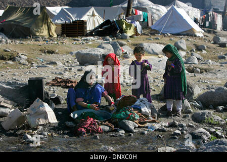 5. Dezember 2005; Balakot, PAKISTAN; Nachwirkungen des Erdbebens in Pakistan am 8. Oktober 2005. Eine Dame wäscht ihr förden die Kleider in einem Bach unweit des Belapudna-Lagers in Balakot, Pakistan. Obligatorische Credit: Foto von Nelvin Cepeda/San Diego Union T/ZUMA Press. (©) Copyright 2005 von San Diego Union T Stockfoto