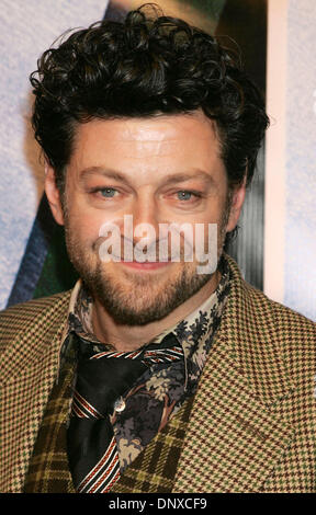 5. Dezember 2005; New York, NY, USA; Schauspieler ANDY SERKIS bei der Weltpremiere von "King Kong" im Loews E-Walk 42nd Street obligatorisch Kredit statt: Foto von Nancy Kaszerman/ZUMA Press. (©) Copyright 2005 von Nancy Kaszerman Stockfoto