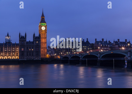 Nachtansicht der Westminster Bridge und Big Ben Clock Tower mit unscharfen roten Londoner Busse Westminster Brücke Stockfoto