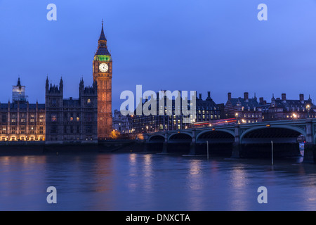 Nachtansicht der Themse in Westminster mit roten Busse über Westminster Bridge in Richtung Big Ben. Stockfoto