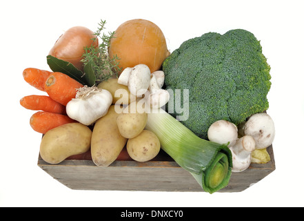 verschiedene saisonale Gemüse und Pilze im Holz Korb auf weißem Hintergrund Stockfoto