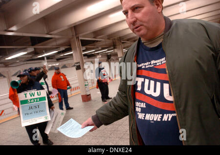 6. Dezember 2005; Manhattan, New York, USA; SAL STAZZONE, 50, Königinnen und Dirigent an der "7" Bahnlinie verteilt Flugblätter wie Transport Workers Union (TWU) lokale 100 Mitglieder in eine "Praxis Strike" an der Grand Central Terminal Shuttle Subway Platform; zu beteiligen Information der Pendler ihres Plans um Mitternacht am 15. Dezember zu schlagen, wenn die Metropolitan Transportation Authority (MTA) d Stockfoto