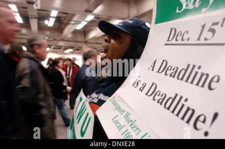 6. Dezember 2005; Manhattan, New York, USA; NICOLLETTE BROWN, Brooklyn und eine Station Agent in Manhattan Gesänge wie Transport Workers Union (TWU) lokale 100 Mitglieder in eine "Praxis Strike" an der Grand Central Terminal Shuttle Subway Platform; zu beteiligen Information der Pendler ihres Plans um Mitternacht am 15. Dezember zu schlagen, wenn die Metropolitan Transportation Authority (MTA) nicht erfüllt die Stockfoto