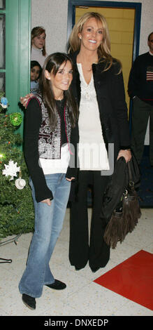 7. Dezember 2005; New York, NY, USA; ALI LOHAN, Sängerin, Schauspielerin und Schwester von Lindsay Lohan & Mutter DINA, besucht die Ronald McDonald House um krebskranke Kinder Weihnachtsstimmung bringen.  Obligatorische Credit: Foto von Nancy Kaszerman/ZUMA Press. (©) Copyright 2005 von Nancy Kaszerman Stockfoto