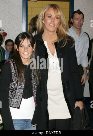 7. Dezember 2005; New York, NY, USA; ALI LOHAN, Sängerin, Schauspielerin und Schwester von Lindsay Lohan & Mutter DINA, besucht die Ronald McDonald House um krebskranke Kinder Weihnachtsstimmung bringen.  Obligatorische Credit: Foto von Nancy Kaszerman/ZUMA Press. (©) Copyright 2005 von Nancy Kaszerman Stockfoto