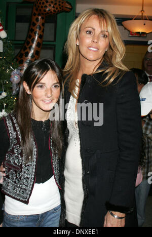 7. Dezember 2005; New York, NY, USA; ALI LOHAN, Sängerin, Schauspielerin und Schwester von Lindsay Lohan & Mutter DINA, besucht die Ronald McDonald House um krebskranke Kinder Weihnachtsstimmung bringen.  Obligatorische Credit: Foto von Nancy Kaszerman/ZUMA Press. (©) Copyright 2005 von Nancy Kaszerman Stockfoto