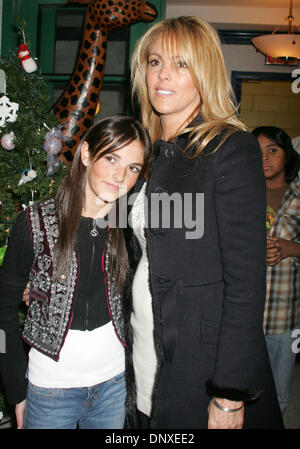7. Dezember 2005; New York, NY, USA; ALI LOHAN, Sängerin, Schauspielerin und Schwester von Lindsay Lohan & Mutter DINA, besucht die Ronald McDonald House um krebskranke Kinder Weihnachtsstimmung bringen.  Obligatorische Credit: Foto von Nancy Kaszerman/ZUMA Press. (©) Copyright 2005 von Nancy Kaszerman Stockfoto