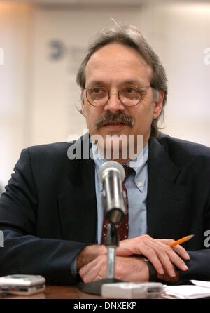 7. Dezember 2005; Manhattan, NY, USA; GARY DELLAVARSON, Arbeitsdirektor für Metropolitan Transport Authority (MTA) spricht über den Stand der Vertragsverhandlungen mit Transport Workers Union (TWU) lokale 100 in einer Pressekonferenz MTA im Hauptquartier.  Obligatorische Credit: Foto von Bryan Smith/ZUMA Press. (©) Copyright 2005 von Bryan Smith Stockfoto