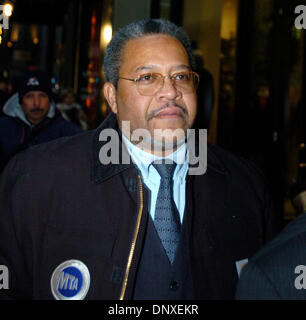 7. Dezember 2005; Manhattan, NY, USA; ROGER TOUSSAINT, Präsident der Transport Workers Union (TWU) lokale 100 spricht über den Stand der Vertragsverhandlungen mit der Metropolitan Transportation Authority (MTA) in einer Pressekonferenz vor MTA Sitz.  Obligatorische Credit: Foto von Bryan Smith/ZUMA Press. (©) Copyright 2005 von Bryan Smith Stockfoto