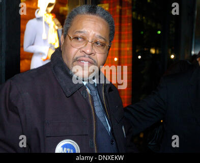 7. Dezember 2005; Manhattan, NY, USA; ROGER TOUSSAINT, Präsident der Transport Workers Union (TWU) lokale 100 spricht über den Stand der Vertragsverhandlungen mit der Metropolitan Transportation Authority (MTA) in einer Pressekonferenz vor MTA Sitz.  Obligatorische Credit: Foto von Bryan Smith/ZUMA Press. (©) Copyright 2005 von Bryan Smith Stockfoto