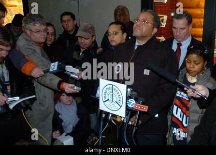 7. Dezember 2005; Manhattan, NY, USA; ROGER TOUSSAINT, Präsident der Transport Workers Union (TWU) lokale 100 spricht über den Stand der Vertragsverhandlungen mit der Metropolitan Transportation Authority (MTA) in einer Pressekonferenz vor MTA Sitz.  Obligatorische Credit: Foto von Bryan Smith/ZUMA Press. (©) Copyright 2005 von Bryan Smith Stockfoto