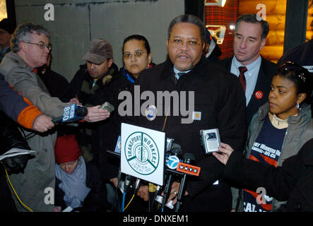 7. Dezember 2005; Manhattan, NY, USA; ROGER TOUSSAINT, Präsident der Transport Workers Union (TWU) lokale 100 spricht über den Stand der Vertragsverhandlungen mit der Metropolitan Transportation Authority (MTA) in einer Pressekonferenz vor MTA Sitz.  Obligatorische Credit: Foto von Bryan Smith/ZUMA Press. (©) Copyright 2005 von Bryan Smith Stockfoto