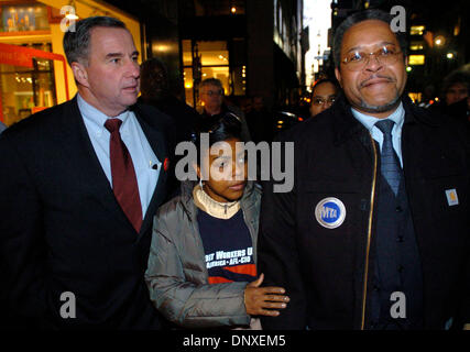 7. Dezember 2005; Manhattan, NY, USA; ED WATT (L), Schatzmeister der TWU lokalen 100 Wanderungen mit ROGER TOUSSAINT (R), Präsident der Transport Workers Union (TWU) nach einer Pressekonferenz vor MTA Sitz.  Obligatorische Credit: Foto von Bryan Smith/ZUMA Press. (©) Copyright 2005 von Bryan Smith Stockfoto