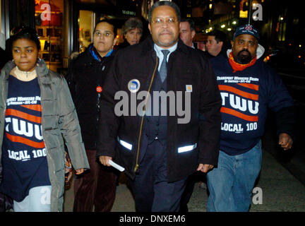 7. Dezember 2005; Manhattan, NY, USA; Roger Toussaint (C), Präsident der Transport Workers Union (TWU) nähert sich Madison Ave., nach einer Pressekonferenz vor MTA Sitz.  Obligatorische Credit: Foto von Bryan Smith/ZUMA Press. (©) Copyright 2005 von Bryan Smith Stockfoto